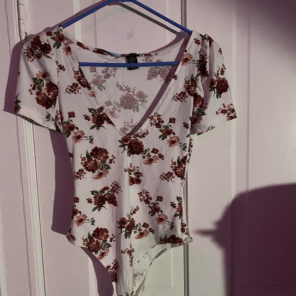 Rue 21 White/Floral Bodysuit